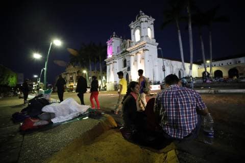 Honduran migrants take a rest at the Hidalgo garden of Tapachula, after having walked for 8 hours from Ciudad Hidalgo, in the state of Chiapas, Mexico, 22 October 2018. US President Trump assured that his government is making all possible efforts to prevent the avalanche of illegal foreigners from crossing the border with Mexico, and warned them that, if they arrived, the US authorities would not accept their entry. Trump warns that his government will not accept the caravan of immigrants !ACHTUNG: NUR REDAKTIONELLE NUTZUNG!  Copyright: xJOSExMENDEZx MEX0011 20181022-636758249127092807