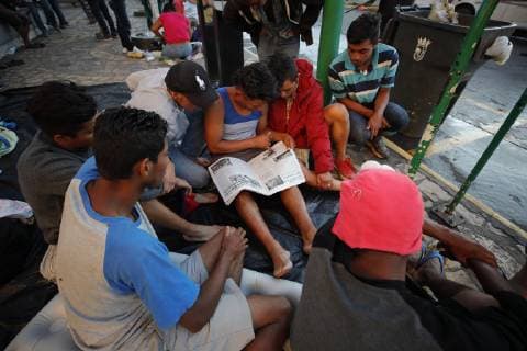 Honduran migrants take a rest at the Hidalgo garden of Tapachula, after having walked for 8 hours from Ciudad Hidalgo, in the state of Chiapas, Mexico, 22 October 2018. US President Trump assured that his government is making all possible efforts to prevent the avalanche of illegal foreigners from crossing the border with Mexico, and warned them that, if they arrived, the US authorities would not accept their entry. Trump warns that his government will not accept the caravan of immigrants !ACHTUNG: NUR REDAKTIONELLE NUTZUNG!  Copyright: xJOSExMENDEZx MEX0011 20181022-636758249084592888