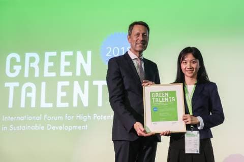 (181022) -- BERLIN, Oct. 22, 2018 -- Chinese scientist Zhou Di (R) is awarded the Green Talents Award 2018 at the German Federal Ministry of Education and Research in Berlin, capital of Germany, on Oct. 22, 2018. Two Chinese scientists, together with 23 others from different countries, have been awarded the Green Talents Award 2018 by the German government on Monday for their achievements in sustainability related research. ) GERMANY-BERLIN-GREEN TALENTS 2018 ShanxYuqi 