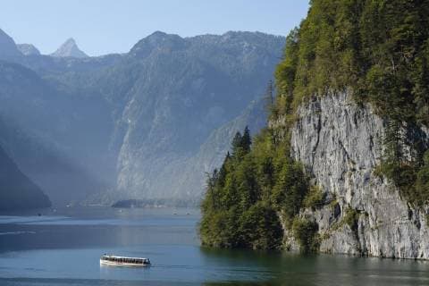 Ausflugsschiff vor Echowand auf dem Königssee, hinten Schönfeldspitze, Berchtesgadener Alpen, Nationalpark Berchtesgaden, Schönau am Königssee, Oberbayern, Bayern, Deutschland, Europa *** Excursion ship in front of echo wall on the Königssee behind Schönfeldspitze Berchtesgaden Alps National Park Berchtesgaden Schönau am Koenigssee Upper Bavaria Bavaria Germany Europe Copyright: imageBROKER HerbertxBerger ibxheb04760095.jpg