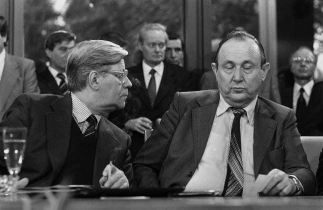 Deutschland, Bonn, 24.10.1979 Archiv-Nr.: 01-13-7 Bundeskanzler Helmut Schmidt und Außenminister Hans-Dietrich Genscher Staatsbesuch China *** Germany Bonn 24 10 1979 Archive No 01 13 7 Federal Chancellor Helmut Schmidt and Foreign Minister Hans Dietrich Genscher State visit China