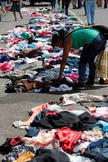 Honduran migrants select clothes that have been placed along the road by Mexican citizens during the journey of the migrants to their destination, the United States, in Huixtla, Mexico, on 23 October 2018. Hundreds of Mexicans distribute, altruistically food, water, medicines or clothing to the Honduran immigrants. The solidarity of Mexicans comforts the Honduran migrants of the caravan to the US !ACHTUNG: NUR REDAKTIONELLE NUTZUNG!  Copyright: xJoséxMéndezx MEX012 20181023-636759109852405942
