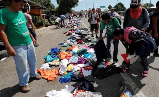 Honduran migrants select clothes that have been placed along the road by Mexican citizens during the journey of the migrants to their destination, the United States, in Huixtla, Mexico, on 23 October 2018. Hundreds of Mexicans distribute, altruistically food, water, medicines or clothing to the Honduran immigrants. The solidarity of Mexicans comforts the Honduran migrants of the caravan to the US !ACHTUNG: NUR REDAKTIONELLE NUTZUNG!  Copyright: xJoséxMéndezx MEX021 20181023-636759109867249970