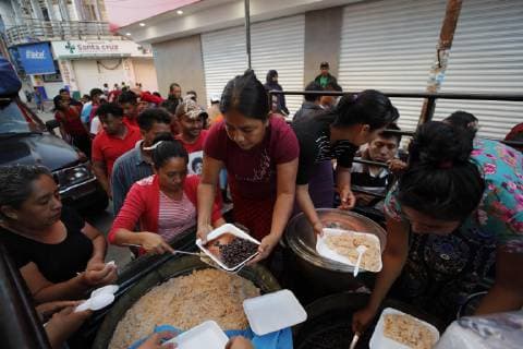 Honduran migrants receive some food from Mexican citizens during the journey of the migrants to their destination, the United States, in Huixtla, Mexico, on 23 October 2018. Hundreds of Mexicans distribute, altruistically, food, water, medicines or clothing to the Honduran immigrants. The solidarity of Mexicans comforts the Honduran migrants of the caravan to the US !ACHTUNG: NUR REDAKTIONELLE NUTZUNG!  Copyright: xJoséxMéndezx MEX023 20181023-636759111160467310