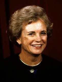 October 23, 2018 - WASHINGTON DC, USA - Retired Justice SANDRA DAY O CONNOR revealed in a letter on Tuesday that she has been diagnosed with the beginning stages of dementia, probably Alzheimer s disease. FILE PHOTO DATED September 29, 2009 - Washington, District of Columbia, U.S. - Associate Justice of the United States Supreme Court Sandra Day O Connor poses for a photo during a photo-op at the U.S. Supreme Court in Washington, D.C. on Tuesday, September 11, 1990. O Connor, the first woman to serve as an Associate Justice, was appointed in 1981 by U.S. President Ronald Reagan Washington U.S. - ZUMAs152 20090929_zaa_s152_011 Copyright: xRobertxTrippettx