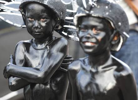 Entertainment Themen der Woche KW43 Entertainment Bilder des Tages Thailand: Buffalo racing A boy painted in black arrive for Chonburi s annual buffalo race festival in Chonburi province, east of Bangkok on October 23, 2018. The event, which also celebrates the rice harvest, dates back to the buffalo trade in Chonburi, once the trade centre of Thailand s east. CHONBURI Thailand  ChaiwatxSubprasom
