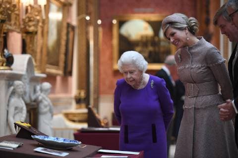 Entertainment Bilder des Tages . 23 10 2018. London, United Kingdom. Britain s Queen Elizabeth II accompanies Queen Maxima of the Netherlands in viewing of Dutch items from the Royal Collection at Buckingham Palace in London  xPool xxi-Imagesx IIM-18726-0106