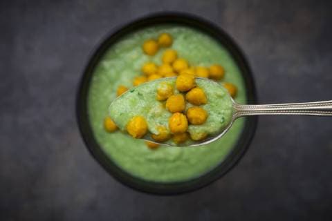 IMAGO Nature: Unsere Erde, Klimawandel, Ernährung, Pflanzen der Zukunft, Kichererbse Bowl of green gazpacho with avocado and curcuma roasted chick peas, on spoon, close-up  LVF07433