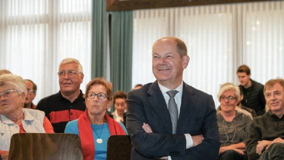 22.10.2018, xkhx, Kassel, Wahlkampf der SPD in Hessen 2018 Der stellvertretende SPD-Vorsitzende Olaf Scholz im Bürgergespräch in Vellmar