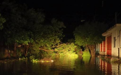 Mexiko, Schäden durch Hurrikan Willa October 24, 2018 - EUM20181024NAC02.JPG.TECUALA, Nay.- HurricaneHuracan Willa.- La entrada del Huracan Willa dejo fuertes lluvias y vientos que derribaron arboles en este municipio de Nayarit, la noche del martes 24 de octubre de 2018. Foto: Agencia EL UNIVERSALRCC. Copyright: xElxUniversalx