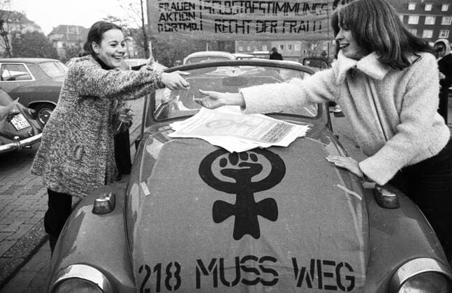 Frauenaktion gegen Âß 218 1975 DEU, Deutschland, Dortmund: Mit einem Autokorso demonstrierte die Frauen -Aktion Dortmund ( FAD) gegen das Bestehen des Âß 218, mit dem die Abtreibung unter Strafe gestellt wurde und damit fuer ein Selbstbestimmungsrecht der Frauen. Einige Maenner waren an dem Protest am 22.10.1975 in Dortmund beteiligt. DEU, Germany, Dortmund: With a motorcade, the Women s Action Dortmund ( FAD ) demonstrated against the existence of Âß 218, which made abortion a punishable offence and thus for women s right to self-determination.Some men were involved in the protest in Dortmund on October 22, 1975. NRW