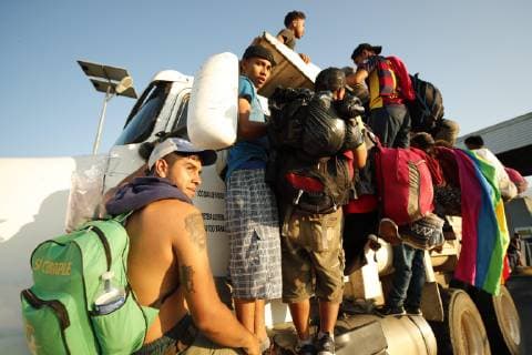 Honduras migrants climb onto a truck as they begin another day of traveling toward to USA from town of Huixtla, Chiapas state, Mexico, 24 October 2018. Thanks to their faith in God and despite his harsh rhetoric, the migrants believe that the president of the United States, Donald Trump, will allow the entrance of the Central American caravan to the United States. More than 7,000 people are part of the caravan of Central American migrants that is heading towards the United States, according to a recent estimate released by the United Nations. The migrant caravan hopes that faith in God will soften Trump s heart !ACHTUNG: NUR REDAKTIONELLE NUTZUNG!  Copyright: xJOSExMENDEZx MEX014 20181024-636759974550578846