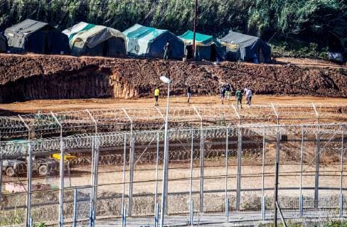 The Moroccan government with EU funds accelerates the works of closing and armoring of the areas close to the fence of Ceuta and will announce, displacing the Secretary of State of interior, Ana Botella to Ceuta on October 25, which will reinforce the staff of police and civil guard in 1000 agents. With this measure the government of socialist Pedro Sanchez intends to fulfill the commitment to remove the dreaded concertinas (blades) from the fence of Ceuta. *** The Moroccan government with EU funds accelerates the works of closing and armoring of the areas close to the fence of Ceuta and will announce the displacing of the Secretary of State of interior Ana Botella to Ceuta on October 25 which will reinforce the staff of police and civil guard in 1000 agents With this measure the government of socialist Pedro Sanchez intends to fulfill th  AntonioxSempere
