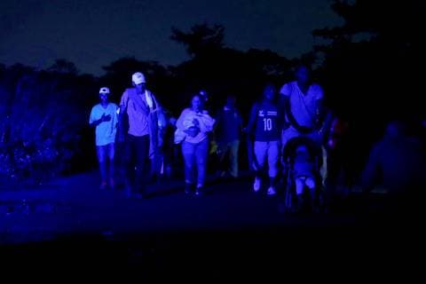 October 24, 2018 - EUM20181024NAC05.JPG.HUIXTLA, Chis., Migrants Migrantes-Caravana.- Miles de personas caminan desde las primeras horas de este 24 de octubre de 2018 sobre la carretera rumbo a su proximo destino en Mapastepec, ubicada al sur de Chiapas a unos 75 km de Huixtla, lugar donde partieron a muy temprana hora. Durante el trayecto, hombres, mujeres y ninos piden traslado a todo tipo de vehiculos. Foto: Agencia EL UNIVERSAL AFBV.  - ZUMAu78_ 20181024_zaf_u78_008 Copyright: xValentexRosasx