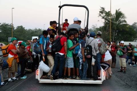October 24, 2018 - EUM20181024NAC15.JPG.HUIXTLA, Chis., Migrants Migrantes-Caravana.- Miles de personas caminan desde las primeras horas de este 24 de octubre de 2018 sobre la carretera rumbo a su proximo destino en Mapastepec, ubicada al sur de Chiapas a unos 75 km de Huixtla, lugar donde partieron a muy temprana hora. Durante el trayecto, hombres, mujeres y ninos piden traslado a todo tipo de vehiculos. Foto: Agencia EL UNIVERSAL AFBV  - ZUMAu78_ 20181024_zaf_u78_015 Copyright: xValentexRosasx