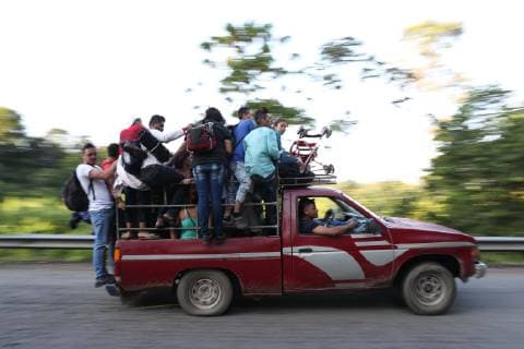 October 24, 2018 - EUM20181024NAC14.JPG.HUIXTLA, Chis., Migrants Migrantes-Caravana.- Miles de personas caminan desde las primeras horas de este 24 de octubre de 2018 sobre la carretera rumbo a su proximo destino en Mapastepec, ubicada al sur de Chiapas a unos 75 km de Huixtla, lugar donde partieron a muy temprana hora. Durante el trayecto, hombres, mujeres y ninos piden traslado a todo tipo de vehiculos. Foto: Agencia EL UNIVERSAL AFBV  - ZUMAu78_ 20181024_zaf_u78_016 Copyright: xValentexRosasx