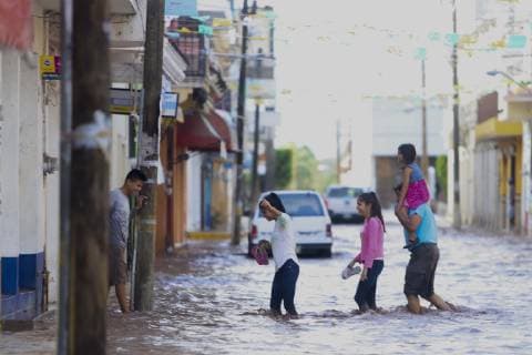 Mexiko, Schäden durch Hurrikan Willa October 24, 2018 - EUM20181024NAC20.JPG.TECUALA, Nay., Hurricane Huracan Willa .- 24 de octubre del 2018. EL municipio de Tecuala en Nayarit amanecio inundado luego de que el huracan Willa desbordara los rios de Acaponeta y San Pedro. Los habitantes toman precauciones para evitar que el agua genere mas estragos en sus hogares y comercios, ya que el agua alcanzo niveles de hasta metro y medio en diversas zonas. Foto: Agencia EL UNIVERSAL AFBV.  - ZUMAu78_ 20181024_zaf_u78_044 Copyright: xCarlosxZepedax