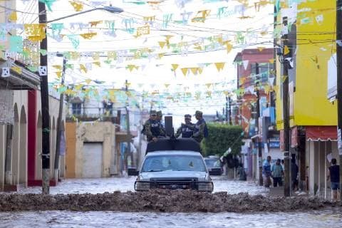 Mexiko, Schäden durch Hurrikan Willa October 24, 2018 - EUM20181024NAC23.JPG.TECUALA, Nay., Hurricane Huracan Willa .- 24 de octubre del 2018. EL municipio de Tecuala en Nayarit amanecio inundado luego de que el huracan Willa desbordara los rios de Acaponeta y San Pedro. Los habitantes toman precauciones para evitar que el agua genere mas estragos en sus hogares y comercios, ya que el agua alcanzo niveles de hasta metro y medio en diversas zonas. Foto: Agencia EL UNIVERSAL AFBV  - ZUMAu78_ 20181024_zaf_u78_047 Copyright: xCarlosxZepedax