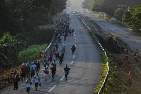 News Themen der Woche KW43 News Bilder des Tages October 24, 2018 - Mapastepec, Chiapas, Mexico - Thousands of Central American migrants continued their journey toward the US border Thursday, reaching the coastal town of Mapastepec. An estimated 7,200 migrants from Honduras and other countries have pressed on, sleeping on roads, traveling on rafts, going without food and water and facing police and threats from President Trump, who called them a threat and vowed to send tropps to the border with Mexico. Mapastepec Mexico - ZUMAl113 20181024_zap_l113_007 Copyright: xMiguelxJuarezxLugox