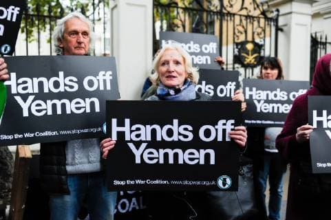 News Themen der Woche KW43 News Bilder des Tages . 25 10 2018. London, United Kingdom. Saudi Arabian Embassy protest. A protest demanding justice for Jamal Khashoggi, a halt to arms sales to Saudi Arabia and a stop to the war in Yemen is having place outside the Saudi Arabian embassy in London. The demonstration has been called by the Stop the War Coalition and others.  xGustavoxValientex xi-Imagesx IIM-18745-0010