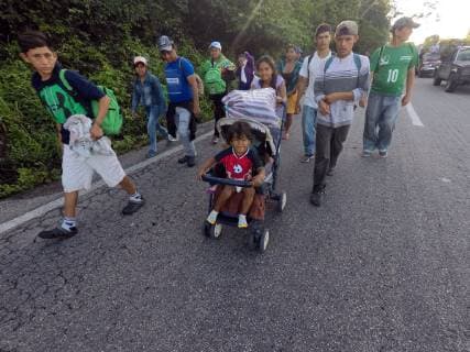 The Honduran immigrants caravan leaves Mapastepec heading to Pijijiapan, in Chiapas, Mexico, 25 October 2018. The Pentagon will deploy 800 soliders in the south of the United States for border security duties, an option defended by US President Donald Trump, who threatened to close the border past week. The Pentagon to deploy 800 more soldiers at the south border according to the media !ACHTUNG: NUR REDAKTIONELLE NUTZUNG!  Copyright: xMariaxdexlaxLuzxAscenciox MAP02 20181025-636760926549073495