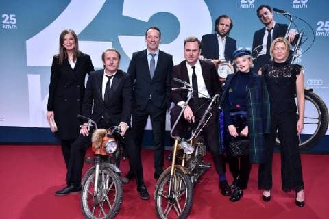 Entertainment Themen der Woche KW43 Entertainment Bilder des Tages Alexandra Maria Lara, Bjarne Mädel, Wotan Wilke Möhring, Lars Eidinger, Jella Haase und Jördis Triebel bei der 25 KM H Premiere am 25.10.2018 in Berlin 25 KM H Filmpremiere in Berlin, 2018 *** Alexandra Maria Lara Bjarne Girl Wotan Wilke Möhring Lars Eidinger Jella Haase and Jördis Triebel at the 25 KM H Premiere on 25 10 2018 in Berlin 25 KM H Film premiere in Berlin 2018 