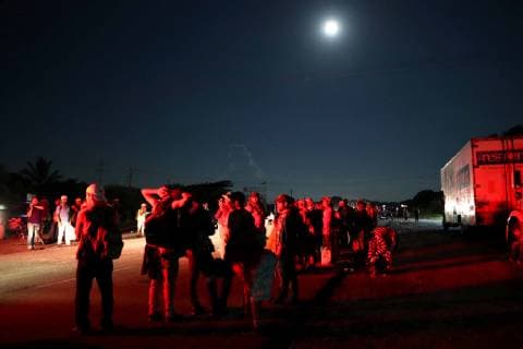Mexiko, Flüchtlingsstrom aus Honduras October 25, 2018 - EUM20181025NAC14.JPG.PIJIJIAPAN, Chis., Migrants Migrantes-Caravana.- Caravana migrante sale desde las primeras horas de este jueves 25 de octubre de Mepastepec rumbo a su proximo destino en Pijijiapan, al centro de la costa del estado de Chiapas. En su trayecto piden ayuda a todo tipo de vehiculos para llegar de manera mas rapida al lugar en donde pasaran la noche. Foto: Agencia EL UNIVERSAL MAR. Copyright: xValentexRosasx