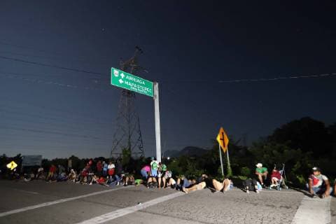Mexiko, Flüchtlingsstrom aus Honduras October 25, 2018 - EUM20181025NAC13.JPG.PIJIJIAPAN, Chis., Migrants Migrantes-Caravana.- Caravana migrante sale desde las primeras horas de este jueves 25 de octubre de Mepastepec rumbo a su proximo destino en Pijijiapan, al centro de la costa del estado de Chiapas. En su trayecto piden ayuda a todo tipo de vehiculos para llegar de manera mas rapida al lugar en donde pasaran la noche. Foto: Agencia EL UNIVERSAL MAR. Copyright: xValentexRosasx