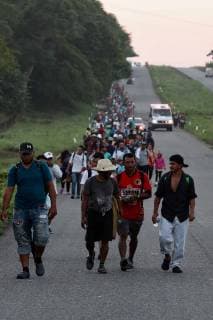 Mexiko, Flüchtlingsstrom aus Honduras October 25, 2018 - EUM20181025NAC18.JPG.PIJIJIAPAN, Chis., Migrants Migrantes-Caravana.- Caravana migrante sale desde las primeras horas de este jueves 25 de octubre de Mepastepec rumbo a su proximo destino en Pijijiapan, al centro de la costa del estado de Chiapas. En su trayecto piden ayuda a todo tipo de vehiculos para llegar de manera mas rapida al lugar en donde pasaran la noche. Foto: Agencia EL UNIVERSAL MAR. Copyright: xValentexRosasx