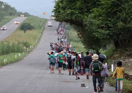 News Bilder des Tages Mexiko, Flüchtlingsstrom aus Honduras October 25, 2018 - EUM20181025NAC17.JPG.PIJIJIAPAN, Chis., Migrants Migrantes-Caravana.- Caravana migrante sale desde las primeras horas de este jueves 25 de octubre de Mepastepec rumbo a su proximo destino en Pijijiapan, al centro de la costa del estado de Chiapas. En su trayecto piden ayuda a todo tipo de vehiculos para llegar de manera mas rapida al lugar en donde pasaran la noche. Foto: Agencia EL UNIVERSAL MAR. Copyright: xValentexRosasx