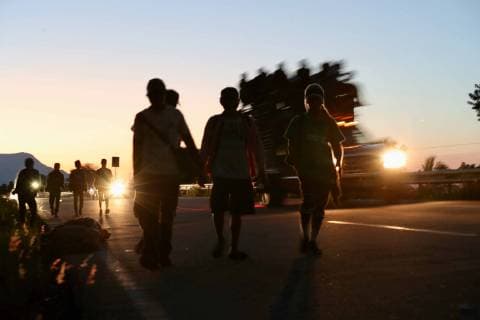Mexiko, Flüchtlingsstrom aus Honduras October 25, 2018 - EUM20181025NAC16.JPG.PIJIJIAPAN, Chis., Migrants Migrantes-Caravana.- Caravana migrante sale desde las primeras horas de este jueves 25 de octubre de Mepastepec rumbo a su proximo destino en Pijijiapan, al centro de la costa del estado de Chiapas. En su trayecto piden ayuda a todo tipo de vehiculos para llegar de manera mas rapida al lugar en donde pasaran la noche. Foto: Agencia EL UNIVERSAL MAR. Copyright: xValentexRosasx