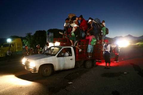 Mexiko, Flüchtlingsstrom aus Honduras October 25, 2018 - Mepastepec, Mexico - Migrants get into a truck in the early morning hours to their next destination of Pijijiapan. Mepastepec Mexico Copyright: xValentexRosasx