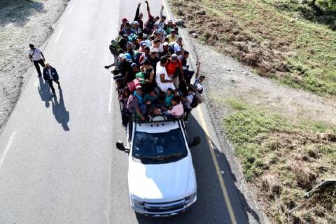 Mexiko, Flüchtlingsstrom aus Honduras October 25, 2018 - EUM20181025NAC20.JPG.PIJIJIAPAN, Chis., Migrants Migrantes-Caravana.- Caravana migrante sale desde las primeras horas de este jueves 25 de octubre de Mepastepec rumbo a su proximo destino en Pijijiapan, al centro de la costa del estado de Chiapas. En su trayecto piden ayuda a todo tipo de vehiculos para llegar de manera mas rapida al lugar en donde pasaran la noche. Foto: Agencia EL UNIVERSAL MAR. Copyright: xValentexRosasx