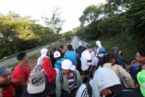 Mexiko, Flüchtlingsstrom aus Honduras October 25, 2018 - EUM20181025NAC19.JPG.PIJIJIAPAN, Chis., Migrants Migrantes-Caravana.- Caravana migrante sale desde las primeras horas de este jueves 25 de octubre de Mepastepec rumbo a su proximo destino en Pijijiapan, al centro de la costa del estado de Chiapas. En su trayecto piden ayuda a todo tipo de vehiculos para llegar de manera mas rapida al lugar en donde pasaran la noche. Foto: Agencia EL UNIVERSAL MAR. Copyright: xValentexRosasx
