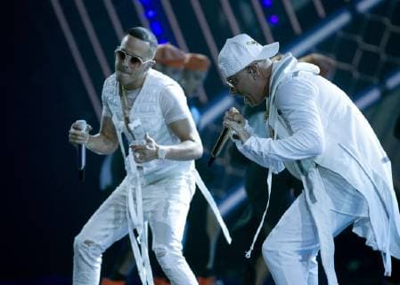 Puerto Rican reggaeton singers Wisin (L) and Yandel (R) perform on stage during the fourth edition of the Latin American Music Awards (Latin AMAs), at the Dolby Theater, located in the heart of Hollywood, Los Angeles, USA, 25 October 2018. Latin American Music Awards (Latin AMAs) in Hollywood !ACHTUNG: NUR REDAKTIONELLE NUTZUNG!  Copyright: xArmandoxArorizox HOL03 20181026-636761239903630985