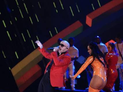 US singer Pitbull (L) performs during the fourth edition of the Latin American Music Awards (Latin AMAs), at the Dolby Theater, located in the heart of Hollywood, Los Angeles, USA, 25 October 2018. Latin American Music Awards (Latin AMAs) in Hollywood !ACHTUNG: NUR REDAKTIONELLE NUTZUNG!  Copyright: xDavidxAmadorxRiverax HOL03 20181026-636761302947022703