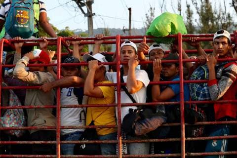 October 26, 2018 - EUM20181026NAC10.JPG.ARRIAGA, Chis., Migrants Migrantes-Caravana.- 26 de octubre de 2018. A muy temprana hora, en su quinto dia de recorrido por la carretera federal 200, la caravana migrante partio de Pijijiapan rumbo a su proximo destino en Arriaga, municipio que concentra a miles de extranjeros en su ruta al norte. En esta ocasion la caravana se traslado en vehiculos oficiales del ayuntamiento de Tonala luego de caminar varios kilometros a pie. Foto: Agencia EL UNIVERSAL MAR.  - ZUMAu78_ 20181026_zaf_u78_009 Copyright: xValentexRosasx