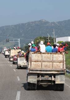 October 26, 2018 - EUM20181026NAC09.JPG.ARRIAGA, Chis., Migrants Migrantes-Caravana.- 26 de octubre de 2018. A muy temprana hora, en su quinto dia de recorrido por la carretera federal 200, la caravana migrante partio de Pijijiapan rumbo a su proximo destino en Arriaga, municipio que concentra a miles de extranjeros en su ruta al norte. En esta ocasion la caravana se traslado en vehiculos oficiales del ayuntamiento de Tonala luego de caminar varios kilometros a pie. Foto: Agencia EL UNIVERSAL MAR.  - ZUMAu78_ 20181026_zaf_u78_010 Copyright: xValentexRosasx