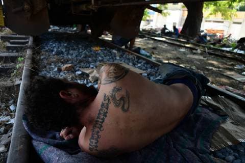 October 26, 2018 - Arriaga, Chiapas, Mexico - As a caravan of thousands of Honduran migrants presses north, reaching the town of Arriaga on Friday, President Trump began considering ways to stop them, including suspending the right to claim asylum in the US, wich has became the main way of gaining entry to the country. Arriaga Mexico - ZUMAl113 20181026_zap_l113_010 Copyright: xMiguelxJuarezxLugox