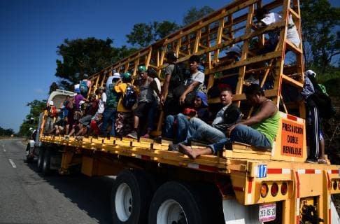 October 26, 2018 - Arriaga, Chiapas, Mexico - As a caravan of thousands of Honduran migrants presses north, reaching the town of Arriaga on Friday, President Trump began considering ways to stop them, including suspending the right to claim asylum in the US, wich has became the main way of gaining entry to the country. Arriaga Mexico - ZUMAl113 20181026_zap_l113_006 Copyright: xMiguelxJuarezxLugox
