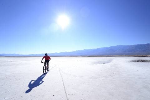 USA, Nevada, Mann mit Mountainbike unterwegs auf eine ausgetrocknete Salzsee *** USA Nevada man with mountain bike on the way to a dried out salt lake