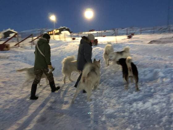 Statsminister Lars Loekke Rasmussen, i midten, fredag den 26. oktober 2018, i Siriuspatruljens hovedkvarter Daneborg paa halvoeen Wollaston Foreland paa Groenland. . , Wollaston Foreland Greenland Denmark  Copyright: Statsministeriet handoutx COP110 spdk20181027-130745-L