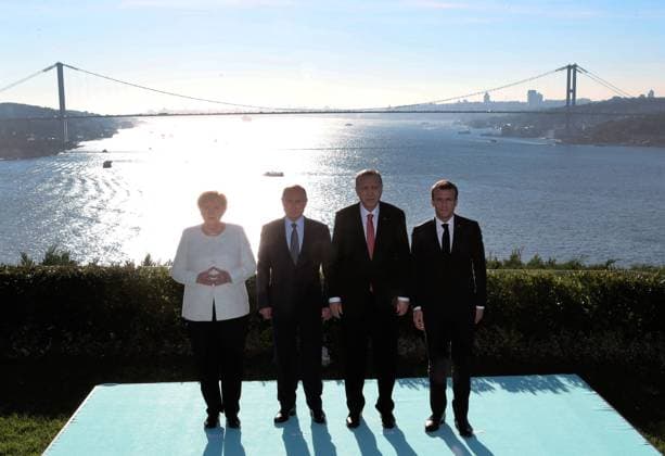 News Bilder des Tages ISTANBUL, TURKEY - OCTOBER 27: President of Turkey, Recep Tayyip Erdogan (2R) meets Russian President Vladimir Putin (2L), French President Emmanuel Macron (R) and German Chancellor Angela Merkel (L) at Vahdettin Mansion within the Four-way Istanbul summit on Syria in Istanbul, Turkey on October 27, 2018. The summit on Syria, hosted by Turkish President Recep Tayyip Erdogan, will see the participation of Russian President Vladimir Putin, German Chancellor Angela Merkel and French President Emmanuel Macron. (  Copyright: PresidencyxPressxService 31709516328_78b48cf907_o