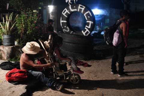 October 27, 2018 - San Pedro Tapantepec, Oaxaca, Mexico - A caravan of Central American migrants walked and hitchhiked trying to reach the town of Tapantepec in Oaxaca state Saturday. A migrant fixes baby stroller before the marching. President Trump has vowed to stop them. San Pedro Tapantepec Mexico - ZUMAl113 20181027_zap_l113_002 Copyright: xMiguelxJuarezxLugox