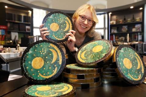 Halle Saale, Himmelsscheibenadventskalender aus Lindt Schokolade 26.10.2018 Vorgeschichtsmuseum Halle Landesamt für Archäologie und Denkmalpflege Der zum ersten Mal produzierte Himmelsscheibenadventskalender mit Linndt-Schokolade ist nach einer Woche fast ausverkauft copyright