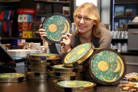 Halle Saale, Himmelsscheibenadventskalender aus Lindt Schokolade 26.10.2018 Vorgeschichtsmuseum Halle Landesamt für Archäologie und Denkmalpflege Der zum ersten Mal produzierte Himmelsscheibenadventskalender mit Linndt-Schokolade ist nach einer Woche fast ausverkauft copyright