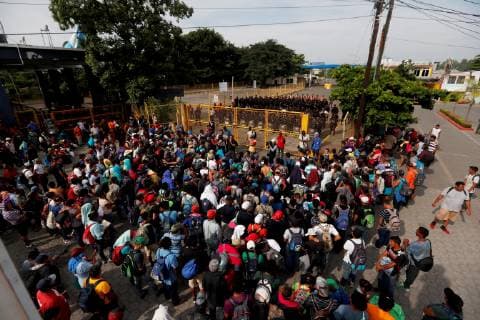 Mexiko, Krawalle an Grenze zu Guatemala Members of the Guatemalan Army stand as migrants of a second Honduran caravan arrive at the border bridge in Tecun Uman, Guatemala, 28 October 2018. A second caravan of Honduran migrants is attempting to cross into Mexican territory, where at least 7,000 of their compatriots are already headed to the United States. Second caravan of Honduran immigrants in Guatemala !ACHTUNG: NUR REDAKTIONELLE NUTZUNG!  Copyright: xEstebanxBibax GRAF7043 20181028-636763522837974232