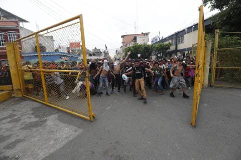 Hundreds of Central-American immigrants of the second caravan heading to the United States, cross the border fence between Mexico and Guatemala, in Tecun Uman, Guatemala, 28 October 2018. Thousands of immigrants broke the border fence between Guatemala and Mexico and crossed to Mexican territory. Guatemalan anti-riot policemen threw tear gas at the migrants who responded with stones and sticks in their despair to continue their journey to the United States. Immigrants break the fence between Guatemala and Mexico and fight police !ACHTUNG: NUR REDAKTIONELLE NUTZUNG!  Copyright: xEstebanxBibax GUA02 20181028-636763561371768644