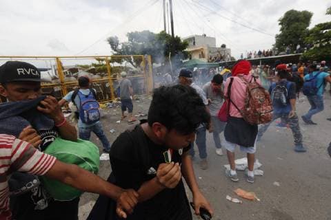 Hundreds of Central-American immigrants of the second caravan heading to the United States, confront policemen at the border fence between Mexico and Guatemala, in Tecun Uman, Guatemala, 28 October 2018. Thousands of immigrants broke the border fence between Guatemala and Mexico and crossed to Mexican territory. Guatemalan anti-riot policemen threw tear gas at the migrants who responded with stones and sticks in their despair to continue their journey to the United States. Immigrants break the fence between Guatemala and Mexico and fight police !ACHTUNG: NUR REDAKTIONELLE NUTZUNG!  Copyright: xEstebanxBibax GUA08 20181028-636763562729352319