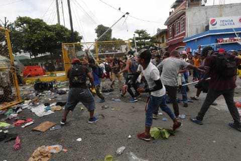 Hundreds of Central-American immigrants of the second caravan heading to the United States, confront policemen at the border fence between Mexico and Guatemala, in Tecun Uman, Guatemala, 28 October 2018. Thousands of immigrants broke the border fence between Guatemala and Mexico and crossed to Mexican territory. Guatemalan anti-riot policemen threw tear gas at the migrants who responded with stones and sticks in their despair to continue their journey to the United States. Immigrants break the fence between Guatemala and Mexico and fight police !ACHTUNG: NUR REDAKTIONELLE NUTZUNG!  Copyright: xEstebanxBibax GUA21 20181028-636763564588822042